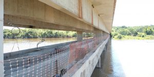 demolição controlada de ponte sobre o Rio Claro