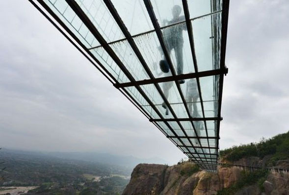 Maior ponte suspensa de vidro do mundo