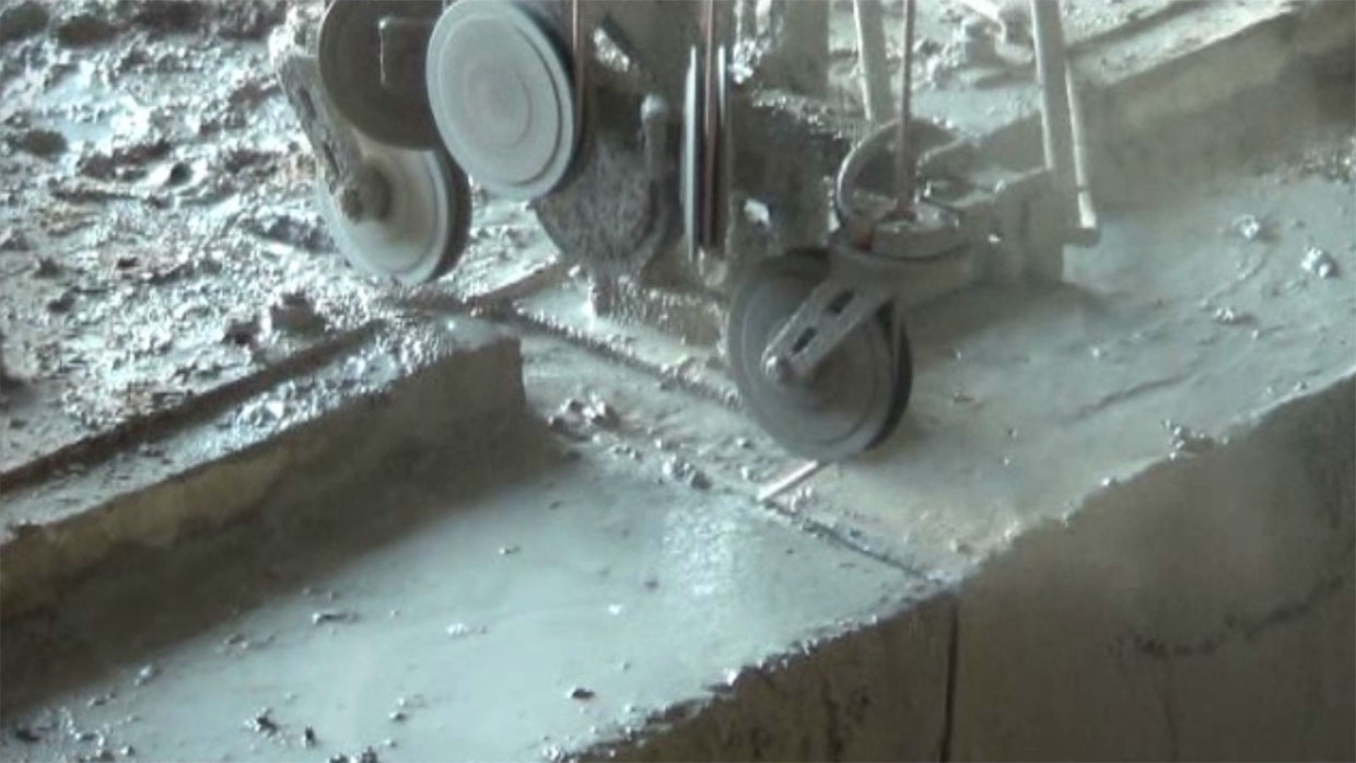 corte em concreto com fio diamantado na base do desfibrador em Usina Total Cana - Bambuí - Minas Gerais
