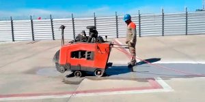 Corte em pavimento rígido em pista de aeroporto
